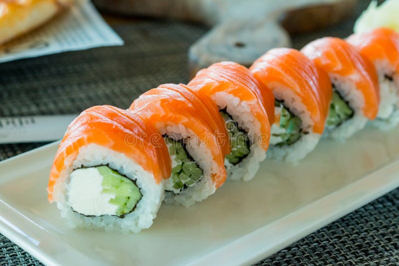 Sushi del rotolo di Filadelfia con il salmone, gamberetto, avocado, formaggio cremoso Menu dei sushi Alimento giapponese il sushi