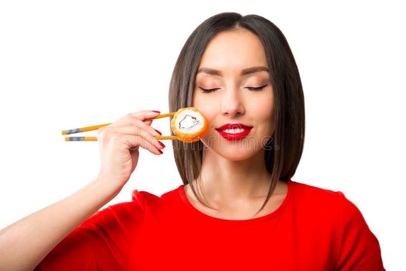 Sushi della tenuta della giovane donna con bastoncini, isolati su bianco fotografia stock libera da diritti Sushi della tenuta della giovane donna con bastoncini, isolati su bianco fotografia stock libera da diritti