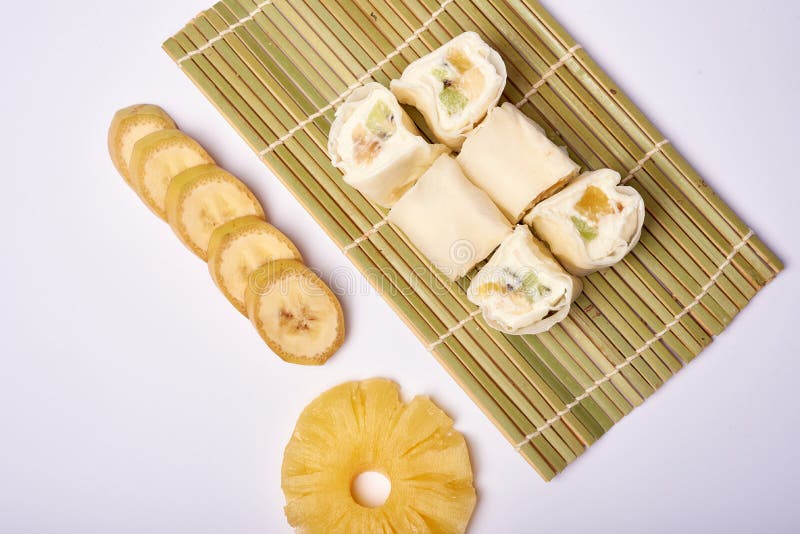 Sushi di Maki del dessert - rullo del cioccolato con il vario formaggio cremoso e del frutta all'interno immagine stock libera da diritti Sushi di Maki del dessert - rullo del cioccolato con il vario formaggio cremoso e del frutta all'interno immagine stock libera da diritti