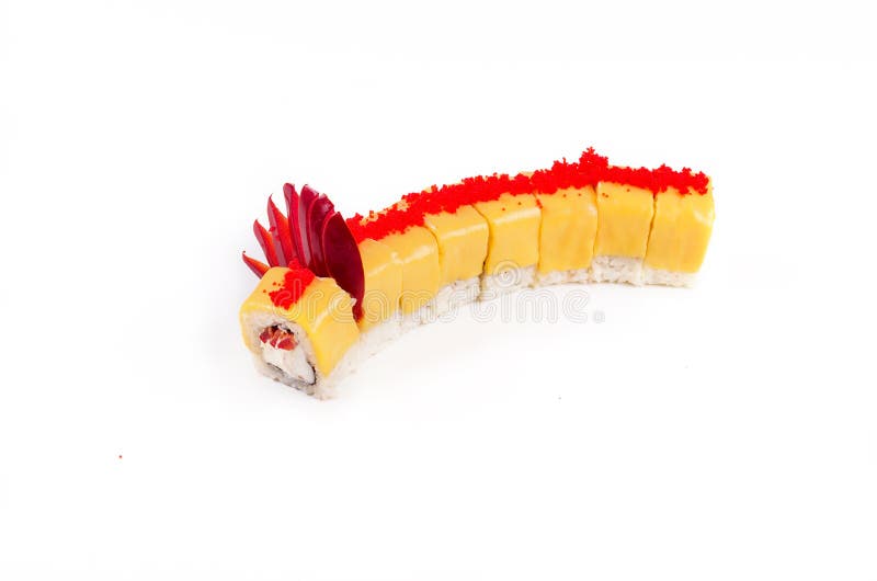 Sushi-Drachen auf weißem Hintergrund. Gelbe Sushi-Rollen mit Käse, auf weißem Hintergrund mit rotem Kaviaron dekoriert
