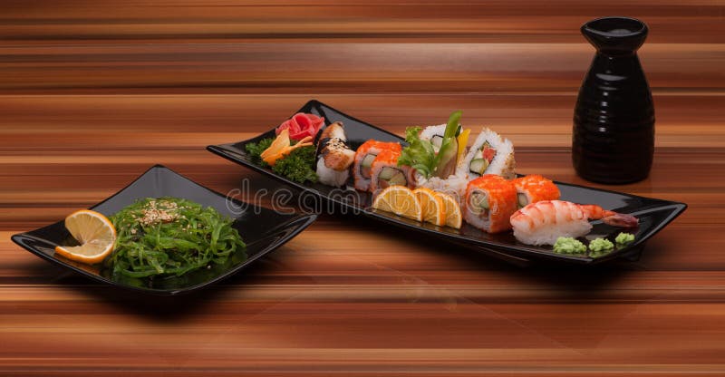 Sushi em uma placa preta foto de stock royalty free Sushi em uma placa preta foto de stock royalty free