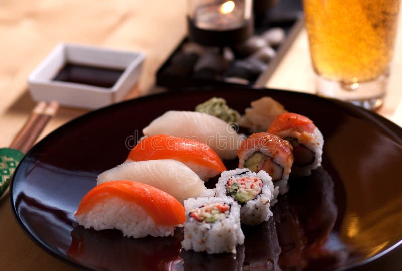 Sushi en bier royalty-vrije stock foto's Sushi en bier royalty-vrije stock foto's