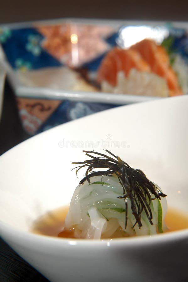 Sushi en un tazón de fuente fotografía de archivo libre de regalías Sushi en un tazón de fuente fotografía de archivo libre de regalías
