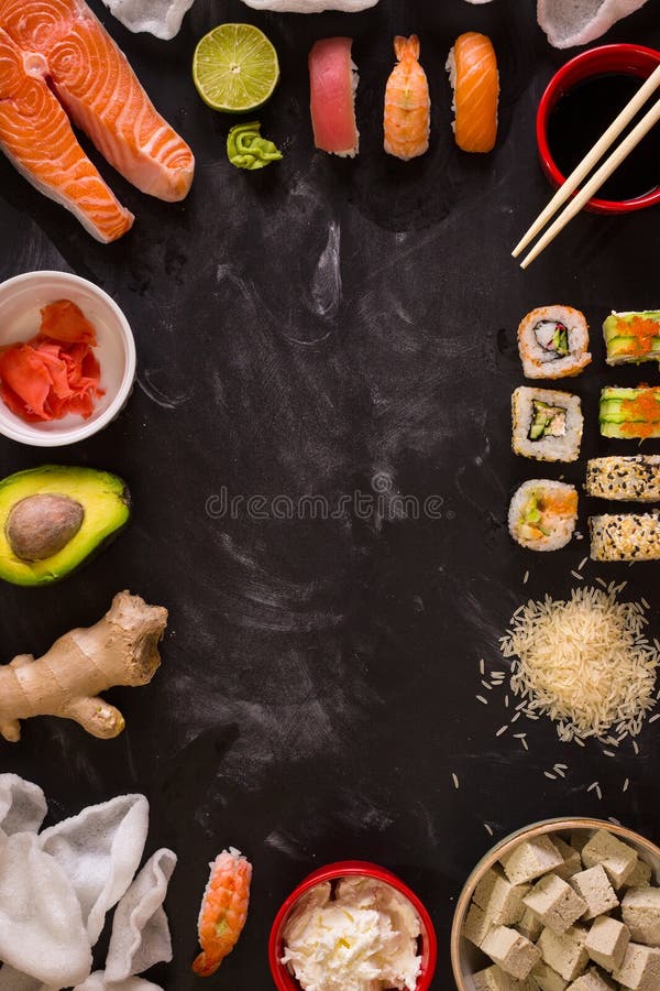 Sushi et ingrédients sur le fond foncé image libre de droits Sushi et ingrédients sur le fond foncé image libre de droits