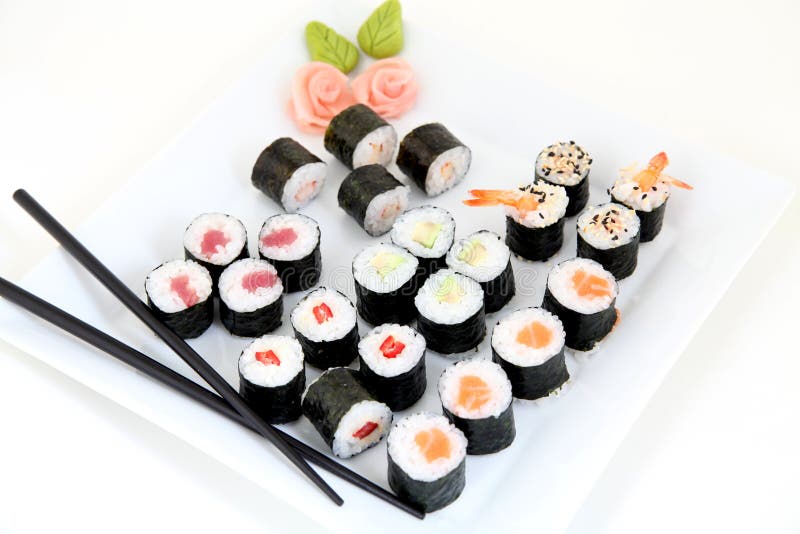 Sushi fijado en la placa blanca. Comida japonesa tradicional imagenes de archivo Sushi fijado en la placa blanca. Comida japonesa tradicional imagenes de archivo