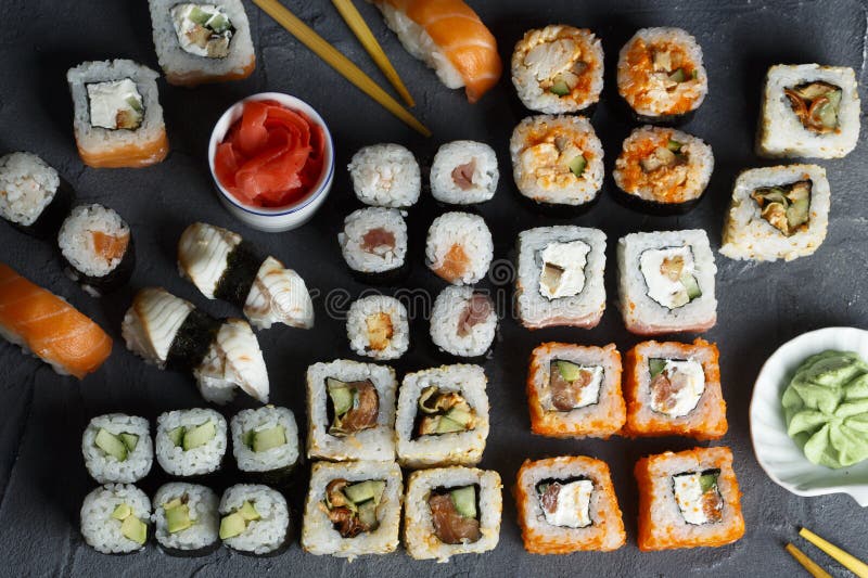 Sushi i rolki na stole z ciemnym kamieniem zdjęcia royalty free Sushi i rolki na stole z ciemnym kamieniem zdjęcia royalty free
