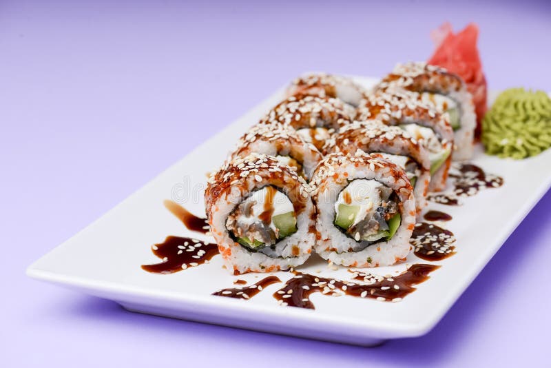 Sushi Japonés Con Anguila Y Salsa Unagi. Queso Crema Por Dentro. Servido En  Un Plato Blanco. Foto de archivo - Imagen de crudo, huevas: 204461114