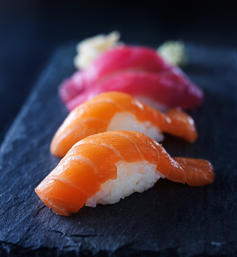 Thunfisch Nigiri Sushi - Japanische Lebensmittelart Stockbild - Bild ...
