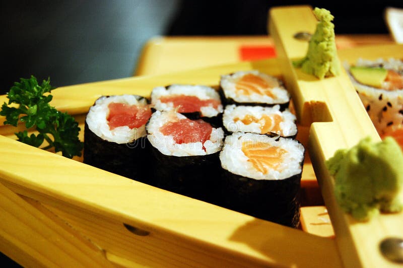 Sushi Maki Mit Lachsen Und Thunfisch Bild. Bild: 8573441