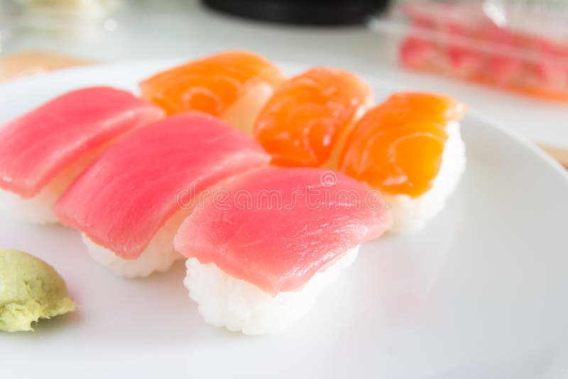 Sushi messi sul piatto bianco Alimento di Janpan immagini stock Sushi messi sul piatto bianco Alimento di Janpan immagini stock