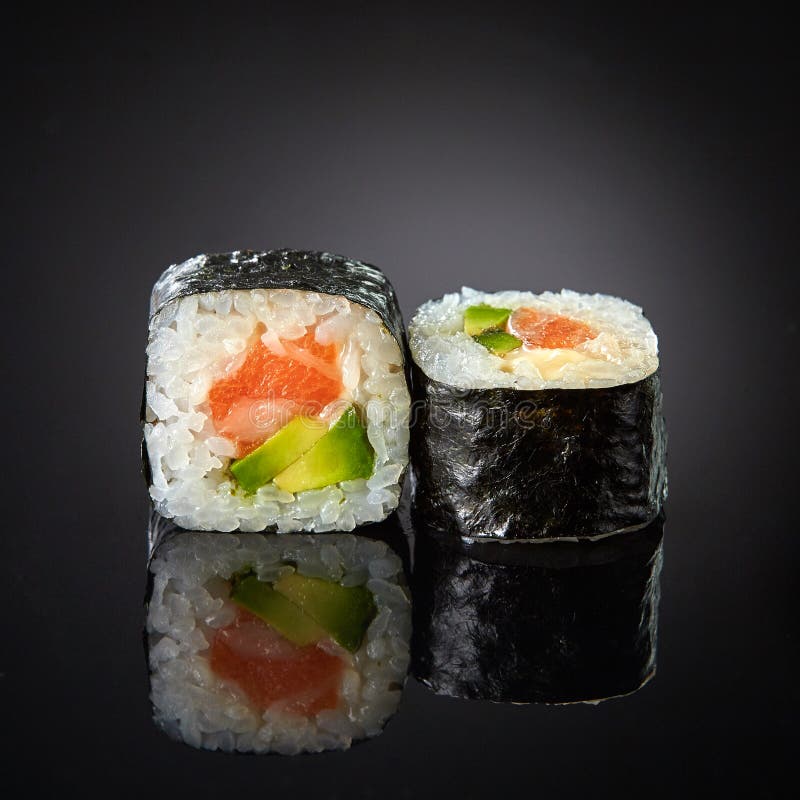 Sushi Mit Lachsen Und Avocado Stockbild - Bild von kultur, rolle: 48917655