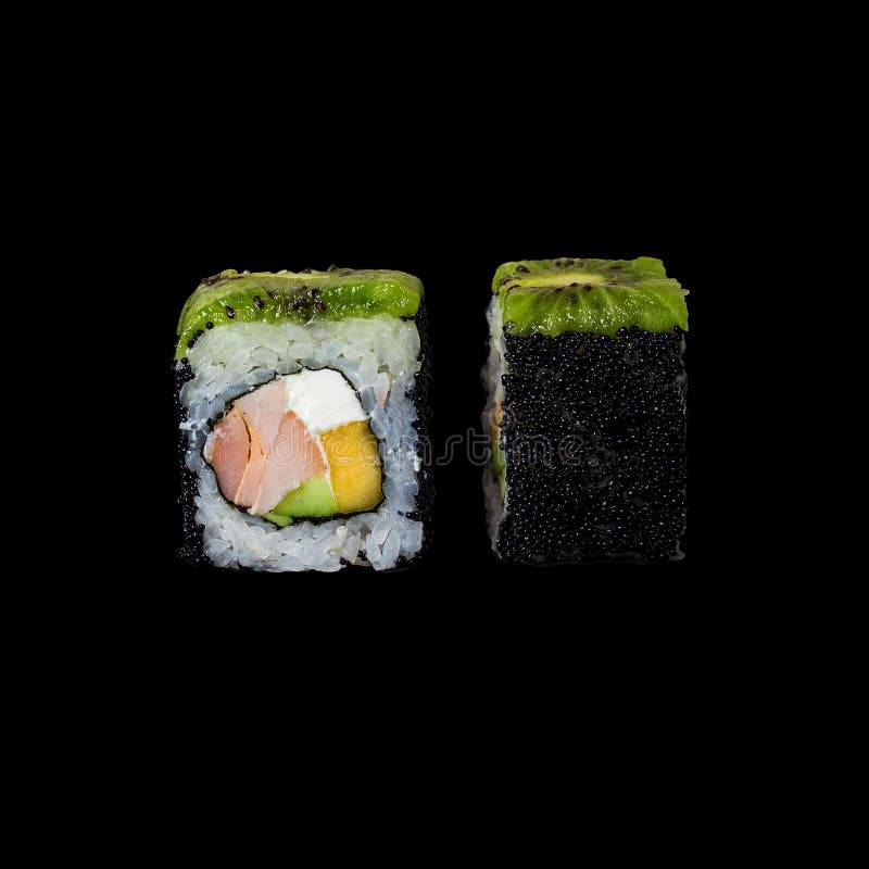Sushi Petit pain avec le poulet fumé, avocat, mangue, fromage fondu, kiwi, tobiko noir, d'isolement à l'arrière-plan noir image stock Sushi Petit pain avec le poulet fumé, avocat, mangue, fromage fondu, kiwi, tobiko noir, d'isolement à l'arrière-plan noir image stock