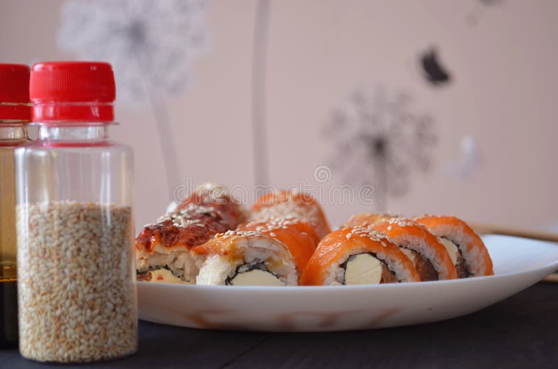 Sushi Philadelphia klassisk Lax, Philadelphia Cheese Rullar med ål och sojasås royaltyfri fotografi Sushi Philadelphia klassisk Lax, Philadelphia Cheese Rullar med ål och sojasås royaltyfri fotografi