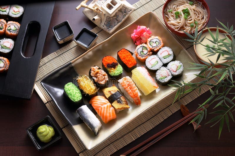 Un piatto di diversa combinazione di sushi con una ciotola di soba.