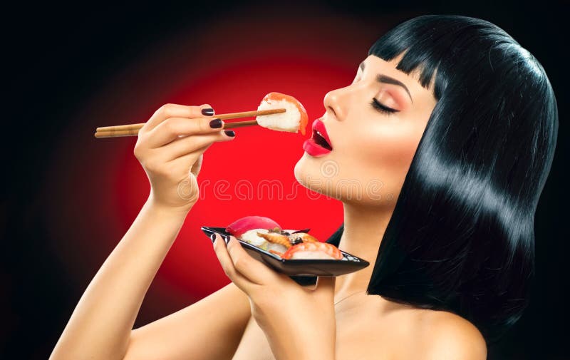 Sushi Portret van schoonheids modelmeisje die sushi eten royalty-vrije stock afbeelding Sushi Portret van schoonheids modelmeisje die sushi eten royalty-vrije stock afbeelding