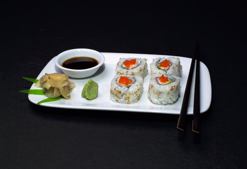 Sushi - rodillo de California foto de archivo Sushi - rodillo de California foto de archivo