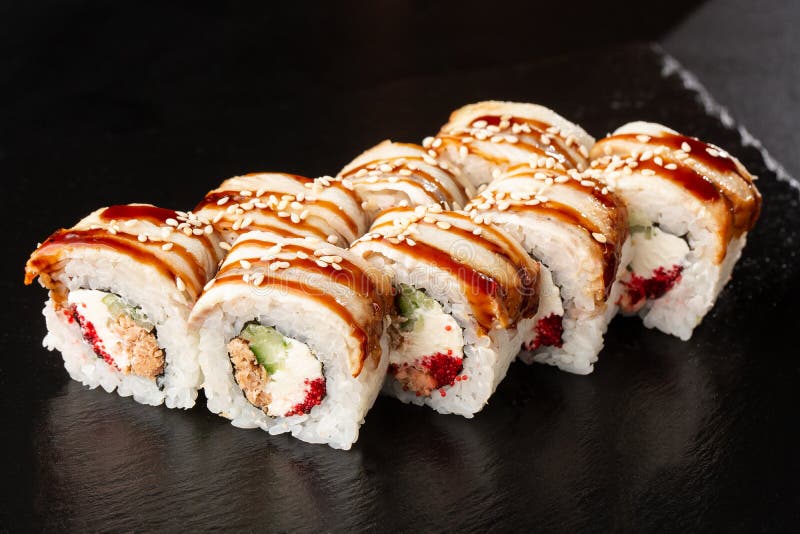 Sushi-Rolle Sushi-Rolls Mit Fliegenden Fischkaviar , Thunfisch, Aal ...