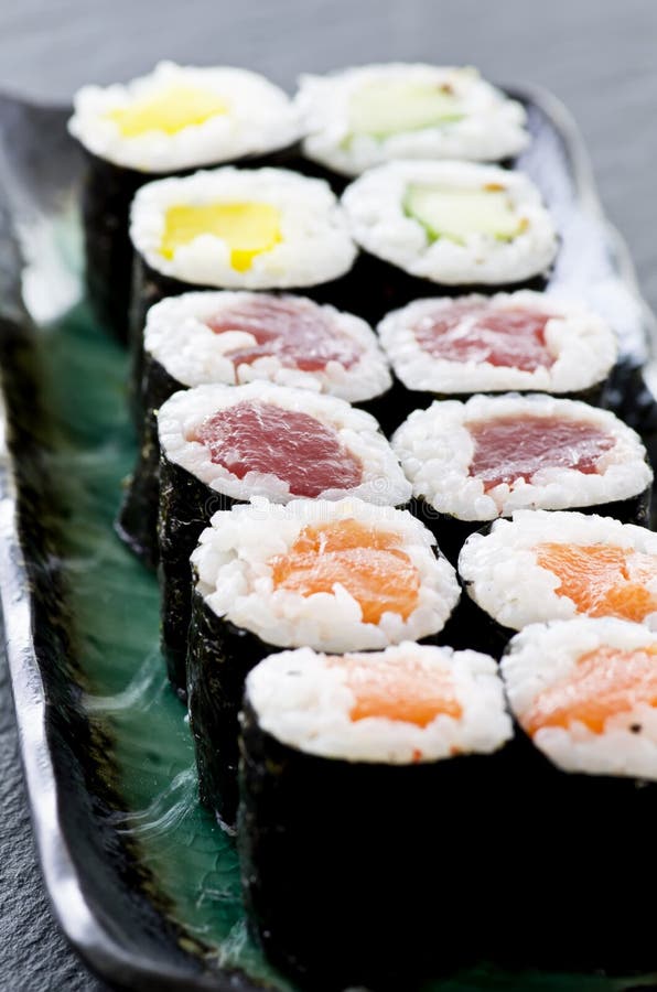 Sushi Rolls Mit Lachsen Und Thunfisch Stockfoto - Bild von ...