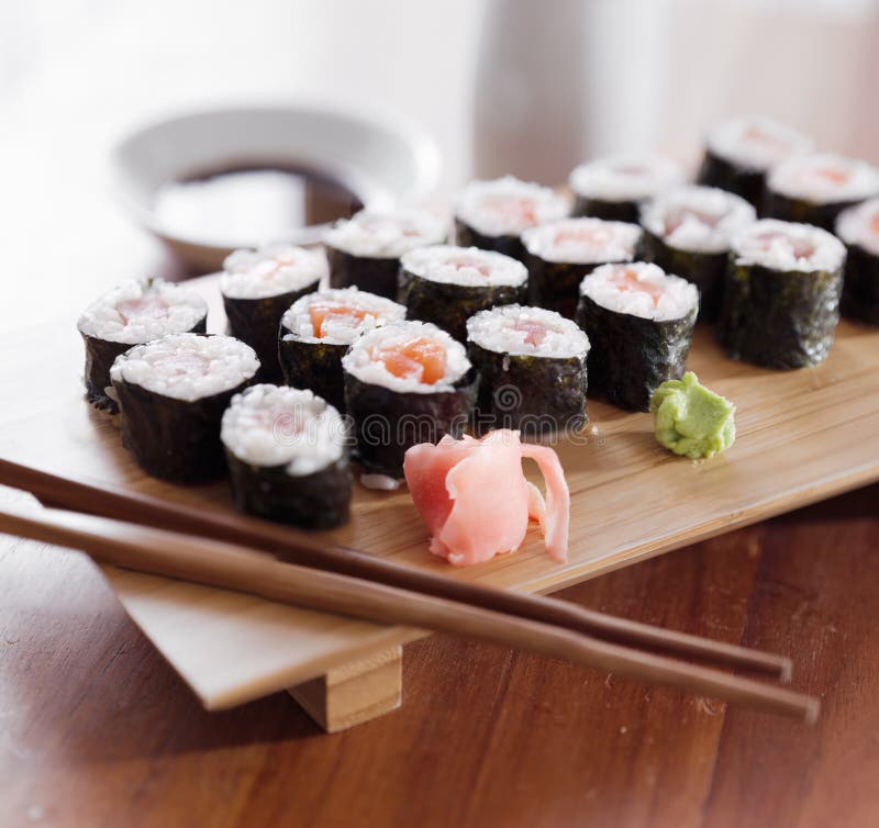 Sushi - rolo do maki do atum e dos salmões.