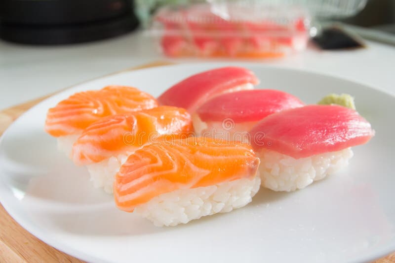 Sushi réglés du plat blanc Nourriture de Janpan images libres de droits Sushi réglés du plat blanc Nourriture de Janpan images libres de droits