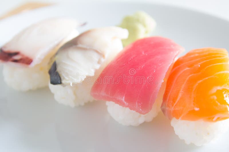 Sushi réglés du plat blanc Nourriture de Janpan photographie stock libre de droits Sushi réglés du plat blanc Nourriture de Janpan photographie stock libre de droits