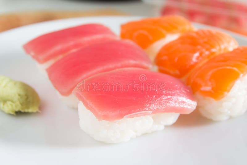 Sushi réglés du plat blanc Nourriture de Janpan images stock Sushi réglés du plat blanc Nourriture de Janpan images stock