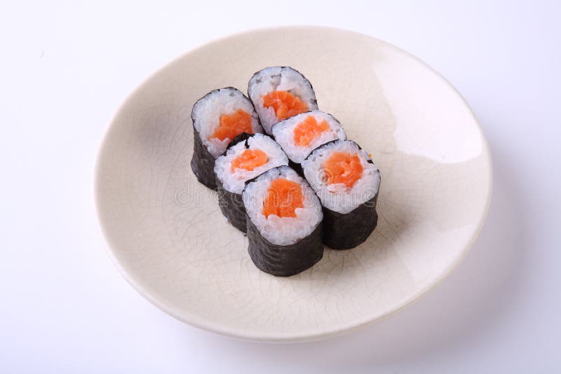 Sushi Salmon do maki no prato cerâmico isolado no fundo branco