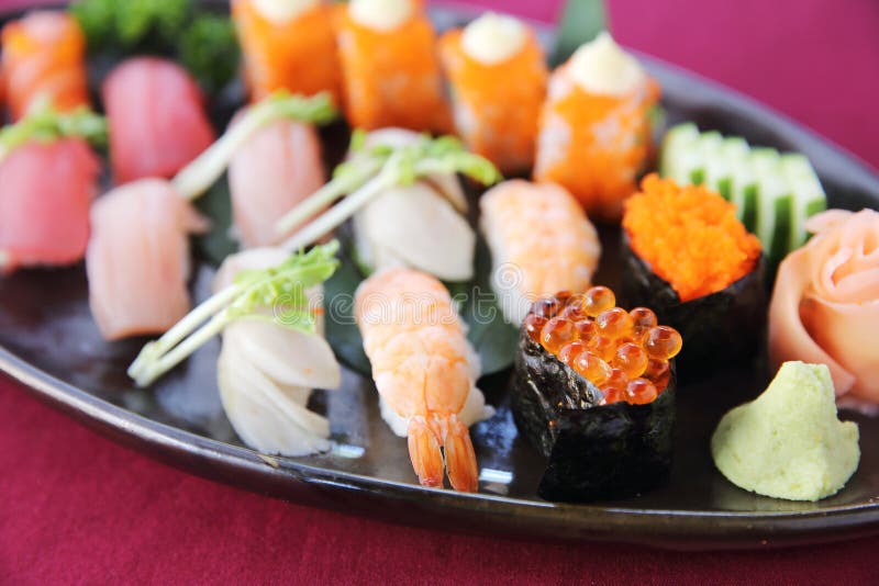 Sushi stellten auf einen Behälter ein stockbild Sushi stellten auf einen Behälter ein stockbild
