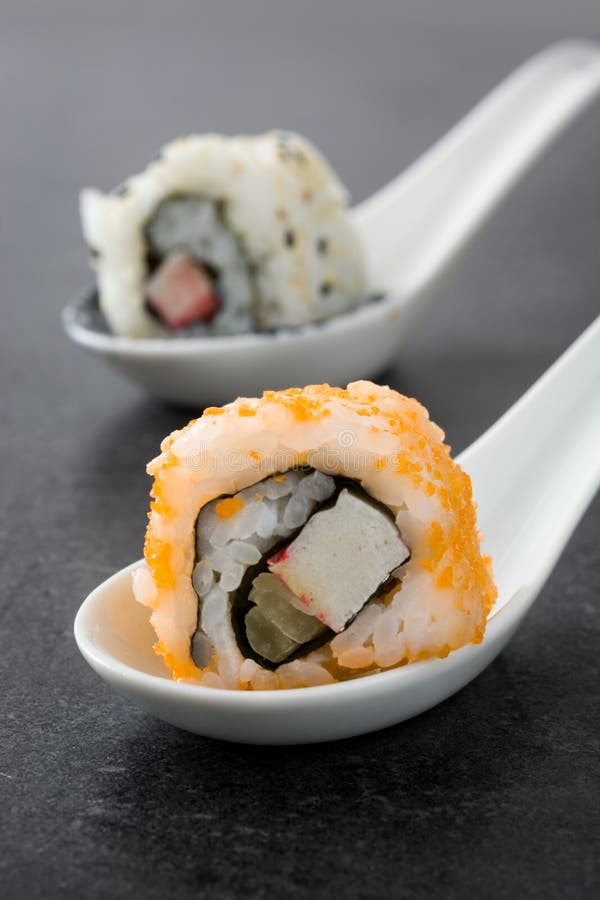 Sushi sur une cuillère blanche photos stock Sushi sur une cuillère blanche photos stock