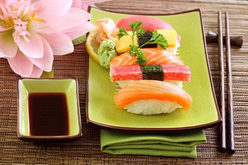 Sushi traditionnels de nourriture du Japon images libres de droits Sushi traditionnels de nourriture du Japon images libres de droits
