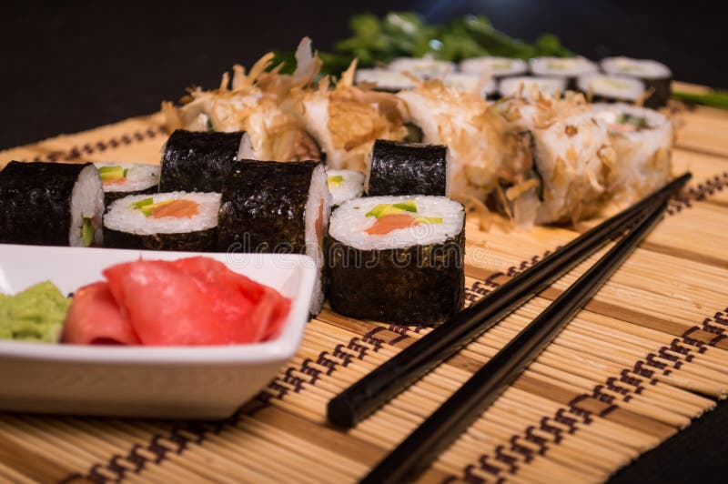 Sushi und Rollen, japanische Nahrung, kulinarische Zartheit, Essstäbchen 4 lizenzfreie stockfotografie Sushi und Rollen, japanische Nahrung, kulinarische Zartheit, Essstäbchen 4 lizenzfreie stockfotografie
