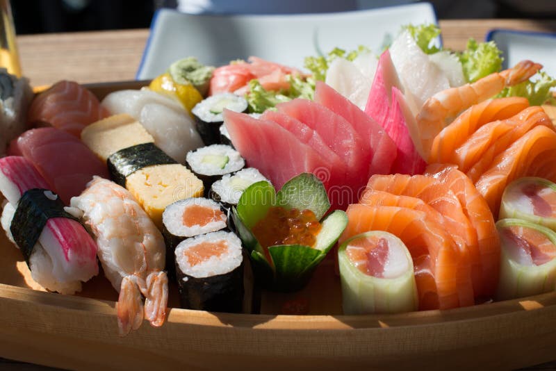 Sushi und Sashimi lizenzfreie stockfotografie Sushi und Sashimi lizenzfreie stockfotografie
