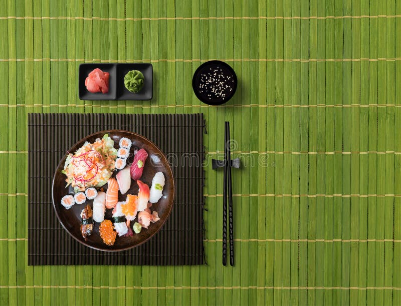 Sushi Vastgestelde nigiri, sushibroodjes en sashimi royalty-vrije stock foto's