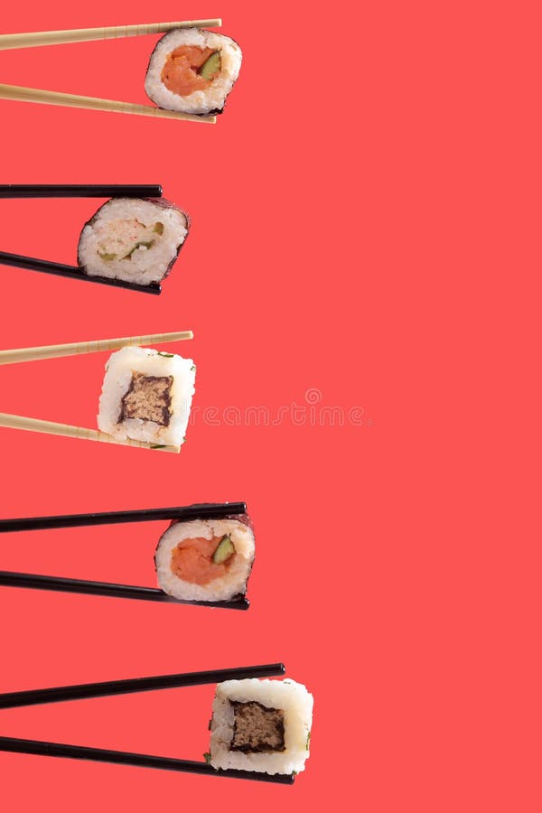 Sushi vegetariano concepto mínimo con espacio de copia creativa vertical. muchos palillos en el lado izquierdo con mucho trozo enr fotos de archivo