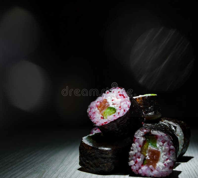 Sushibroodjes op donkere achtergrond Japans traditioneel voedsel Met exemplaarruimte stock foto's Sushibroodjes op donkere achtergrond Japans traditioneel voedsel Met exemplaarruimte stock foto's