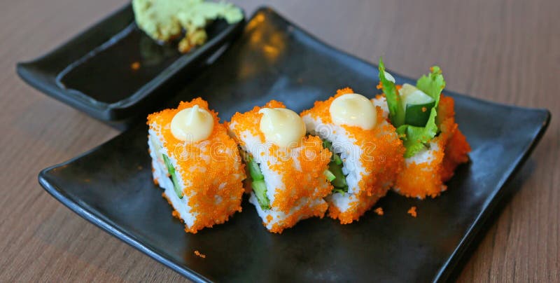 Sushirolle in der schwarzen quadratischen Platte stockbild Sushirolle in der schwarzen quadratischen Platte stockbild