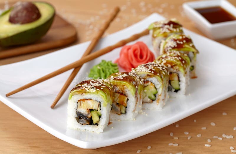 Sushirolle des grünen Drachen mit Aal, Avocado stockfoto