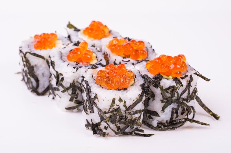 Sushirolle im nori mit Kaviar lizenzfreies stockfoto Sushirolle im nori mit Kaviar lizenzfreies stockfoto