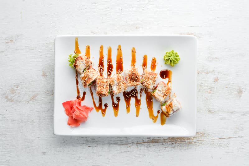 Sushirolle mit Thunfisch und Kaviar Japanische K?che lizenzfreie stockfotos Sushirolle mit Thunfisch und Kaviar Japanische K?che lizenzfreie stockfotos