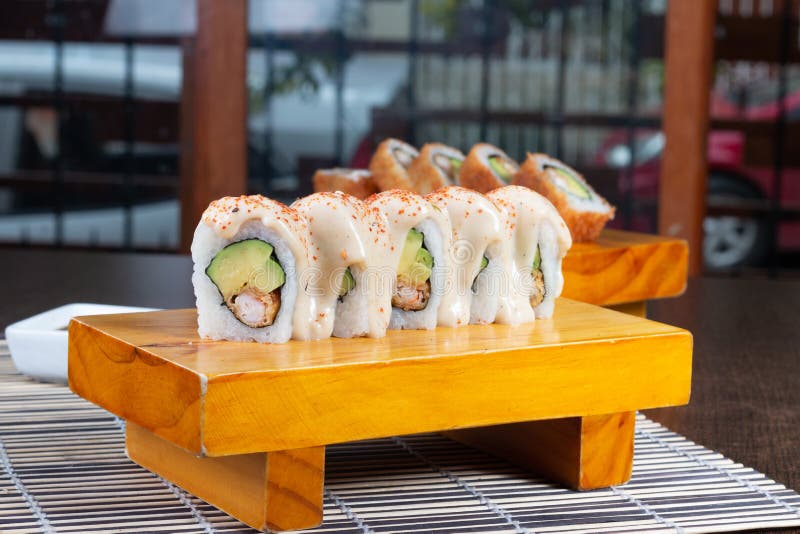 Sushirollen dienten im Holz - Bild stockbild Sushirollen dienten im Holz - Bild stockbild