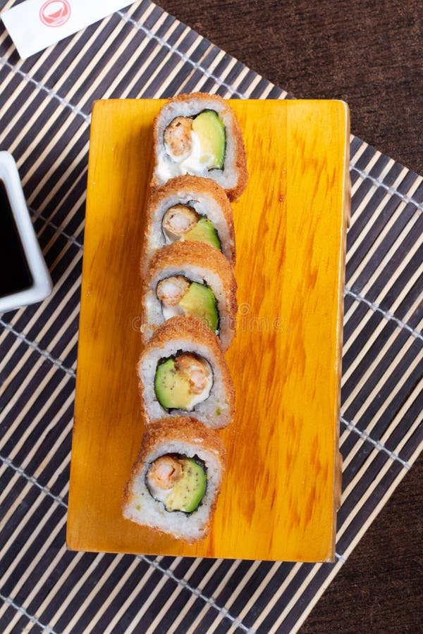 Sushirollen dienten im Holz - Bild stockfotografie Sushirollen dienten im Holz - Bild stockfotografie