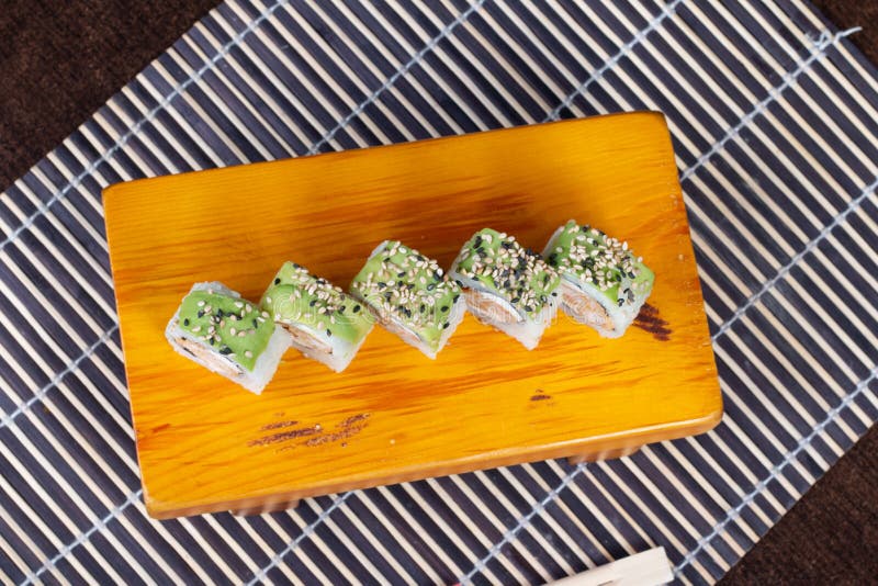 Sushirollen dienten im Holz - Bild stockfoto Sushirollen dienten im Holz - Bild stockfoto