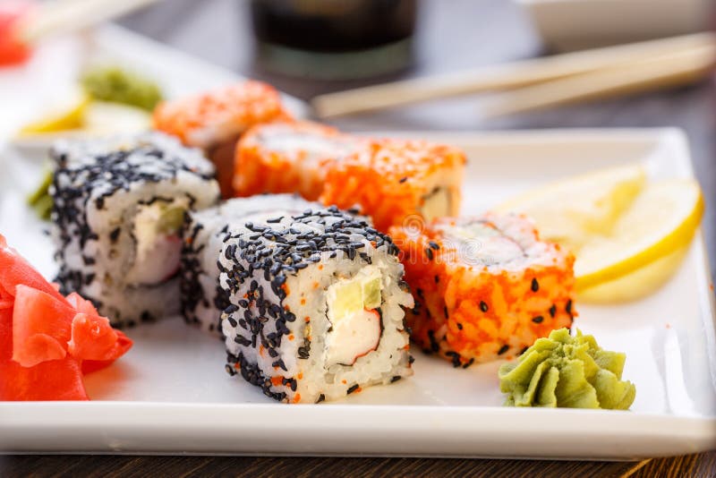 Sushirullar, nigiri, maki, inlagd ingefära, wasabi arkivbilder Sushirullar, nigiri, maki, inlagd ingefära, wasabi arkivbilder