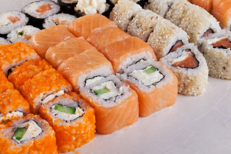 Sushiuppsättning, olika sorter, philadelphia lax, sesamfrö royaltyfri fotografi Sushiuppsättning, olika sorter, philadelphia lax, sesamfrö royaltyfri fotografi