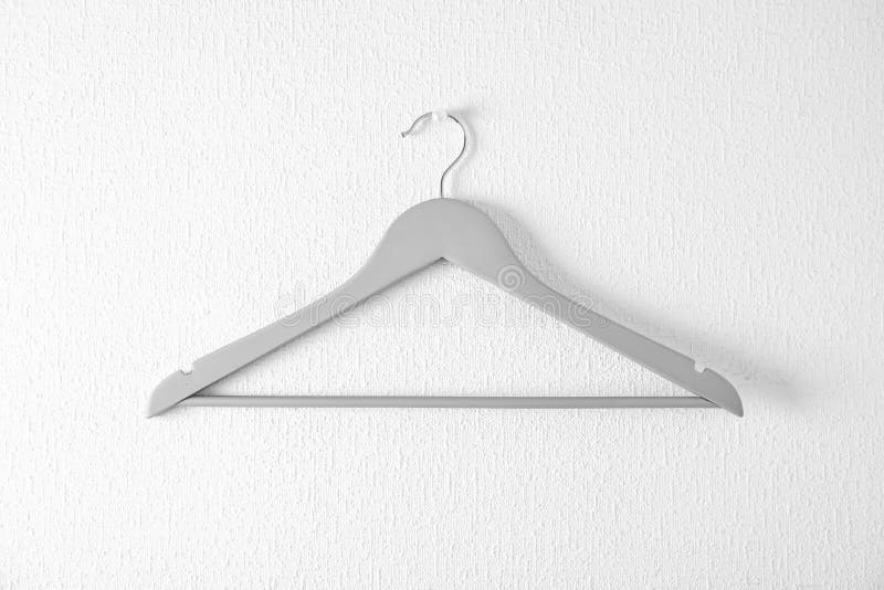 Suspensión de ropa vacía en la pared ligera imagen de archivo libre de regalías Suspensión de ropa vacía en la pared ligera imagen de archivo libre de regalías