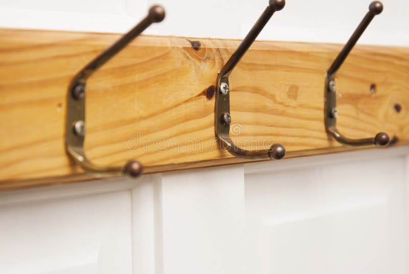 Suspensión vacía de madera para la ropa aislada en la puerta blanca Moda, concepto de la belleza Aislado imagen de archivo libre de regalías Suspensión vacía de madera para la ropa aislada en la puerta blanca Moda, concepto de la belleza Aislado imagen de archivo libre de regalías