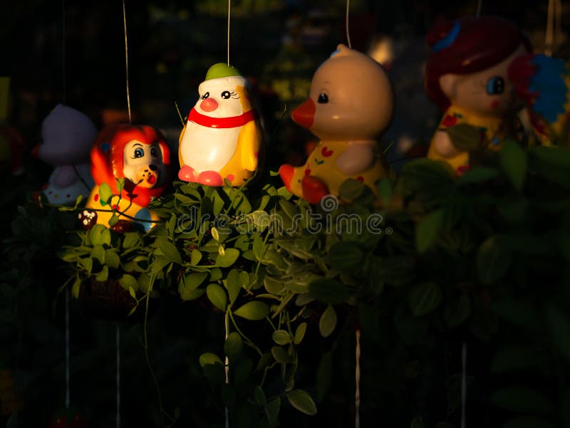 Suspensão amarela da boneca do pinguim imagens de stock Suspensão amarela da boneca do pinguim imagens de stock