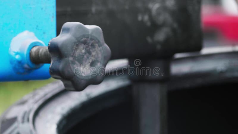 Sustitución mecánica de neumáticos rotos usados de una llanta sobre el cierre de machinetool almacen de metraje de vídeo