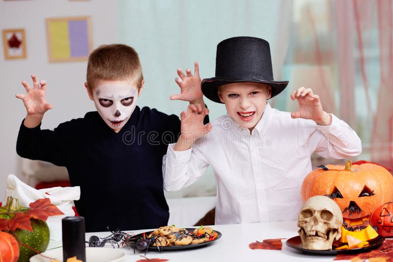 Família Assustadora Em Fantasias De Halloween Gritando Imagem de Stock -  Imagem de feriado, filho: 230395547