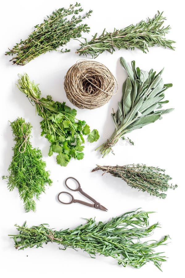 Suszarniczy świezi ziele i greenery dla pikantności jedzenia na białym kuchennym biurka tła odgórnego widoku wzorze fotografia stock Suszarniczy świezi ziele i greenery dla pikantności jedzenia na białym kuchennym biurka tła odgórnego widoku wzorze fotografia stock